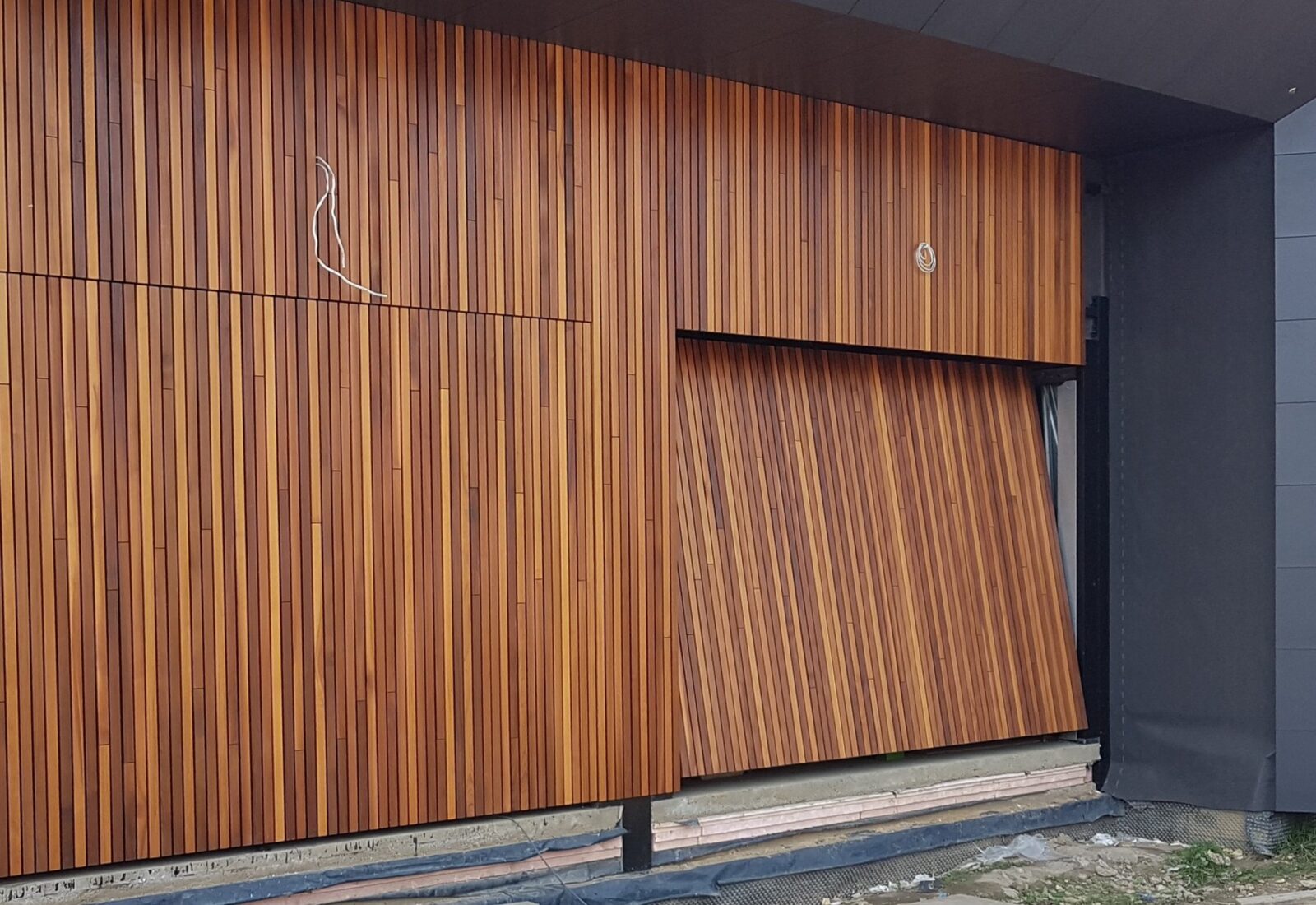 Brama fasadowa ET500 z drewnianą okładziną, Katowice