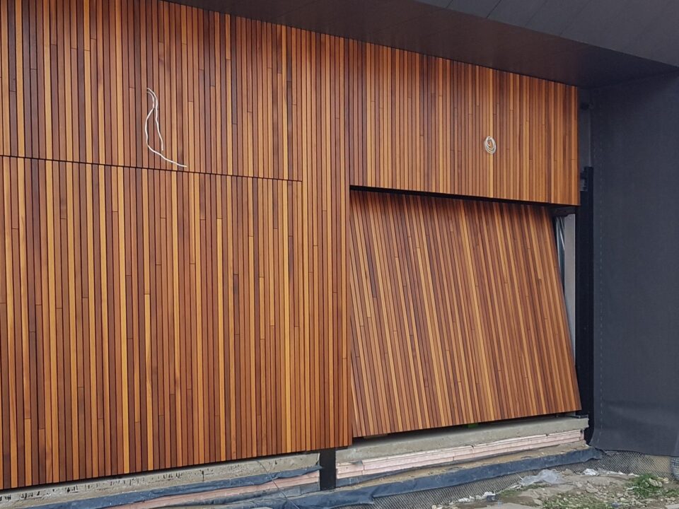 Brama fasadowa ET500 z drewnianą okładziną, Katowice