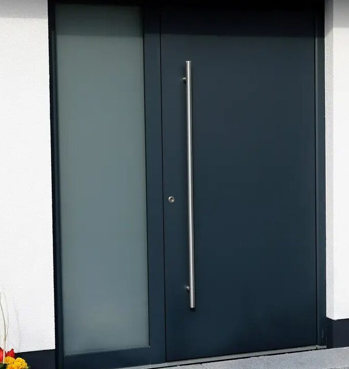 Aluminiowe drzwi wejściowe Hörmann w kolorze antracytowym z pochwytem ze stali nierdzewnej