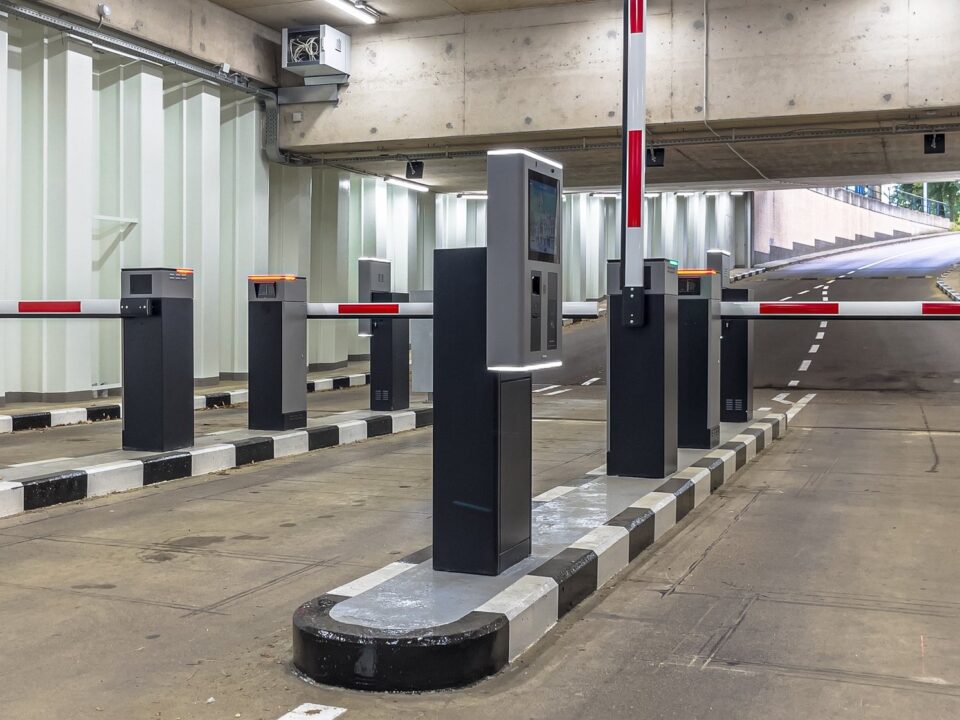 Szlabany z systemem płatnego parkowania na parkingu podziemnym