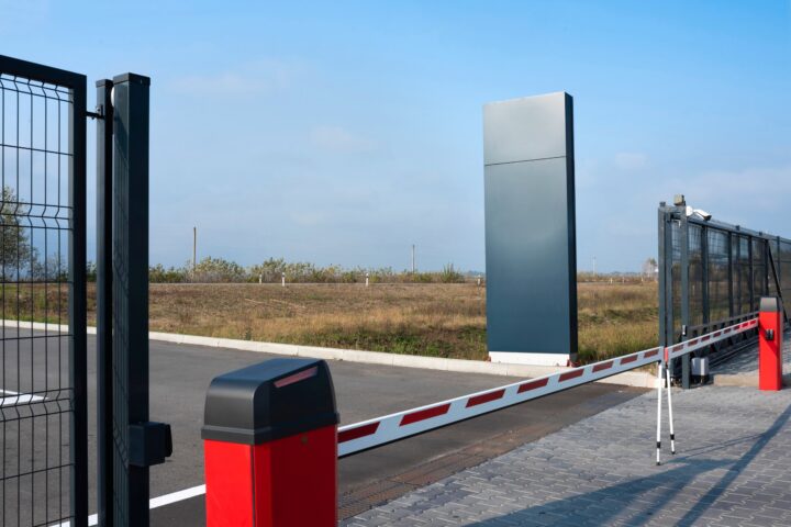 Szlaban i brama przesuwna przy wjeździe na teren zakładu