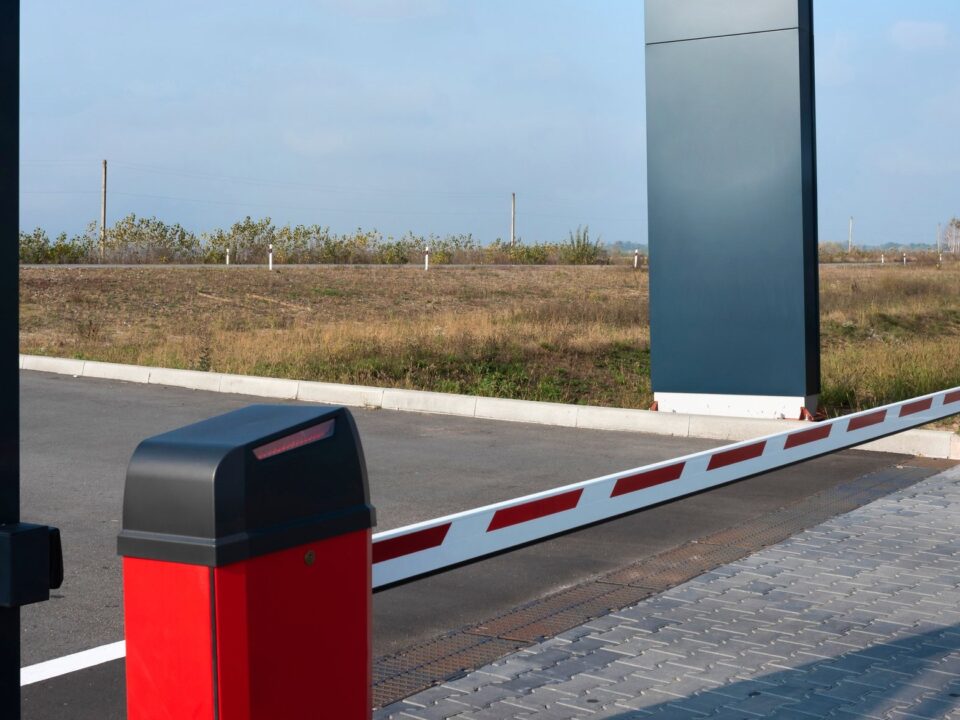 Szlaban i brama przesuwna przy wjeździe na teren zakładu