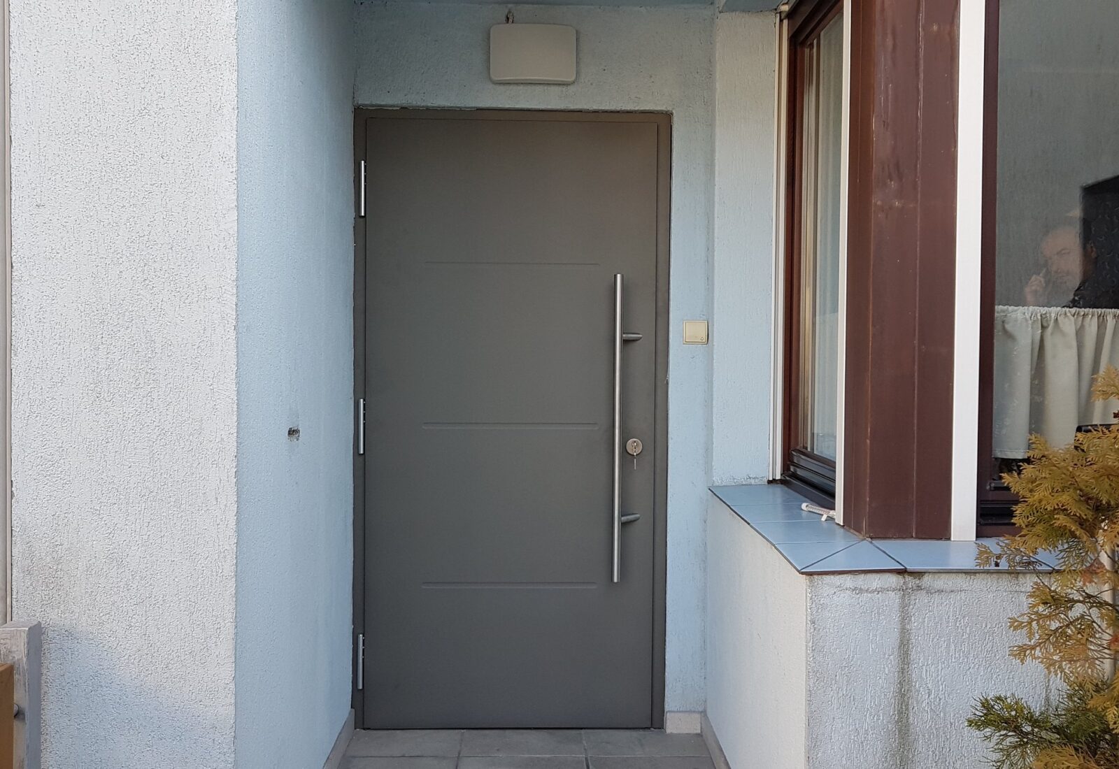 Drzwi zewnętrzne Hörmann Thermo65 w elewacji domu