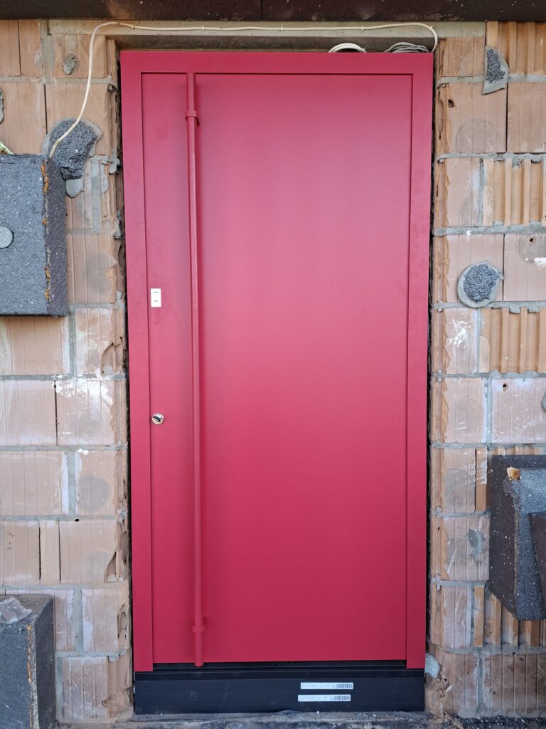 Drzwi wejściowe Hörmann ThermoSafe w kolorze malinowym